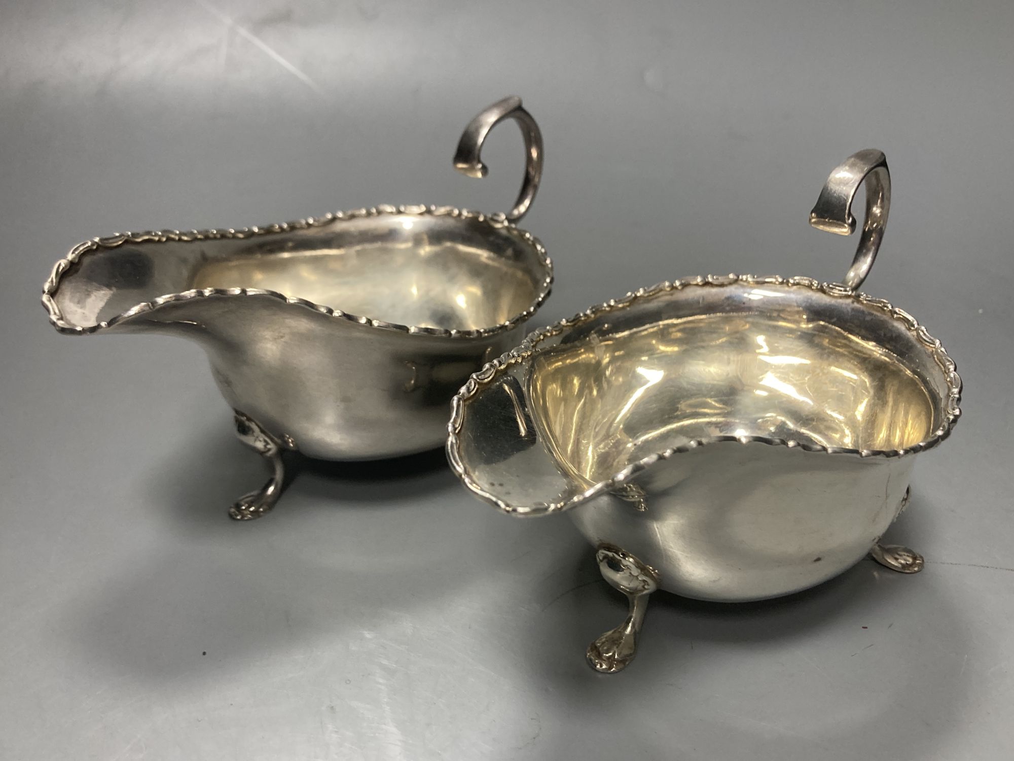 A pair of Edwardian silver sauceboats, Birmingham, 1906, height 8.9cm, 8.5oz.